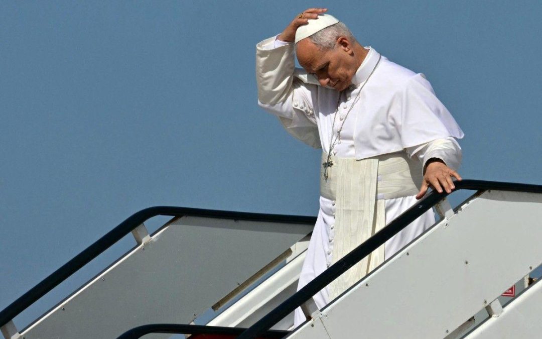 Papa Leone XIV, problema tecnico al decollo: il Pontefice scende dall’aereo