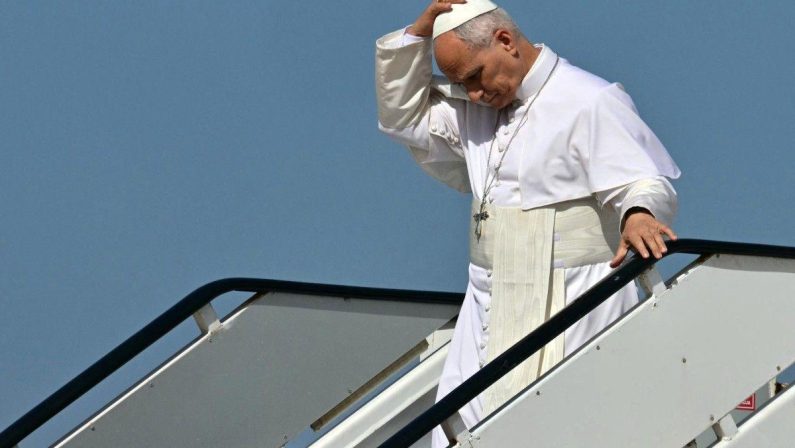 Papa Leone XIV, problema tecnico al decollo: il Pontefice scende dall’aereo