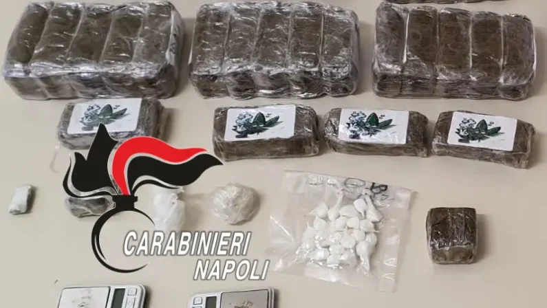 Napoli, padre e figlio trovati con 3,5kg di droga: arrestati