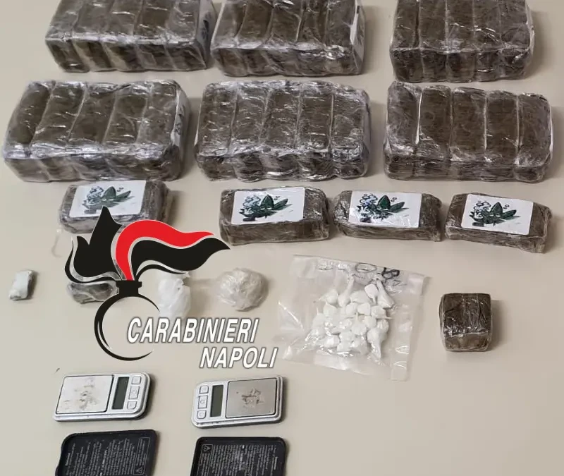 Napoli, padre e figlio trovati con 3,5kg di droga: arrestati