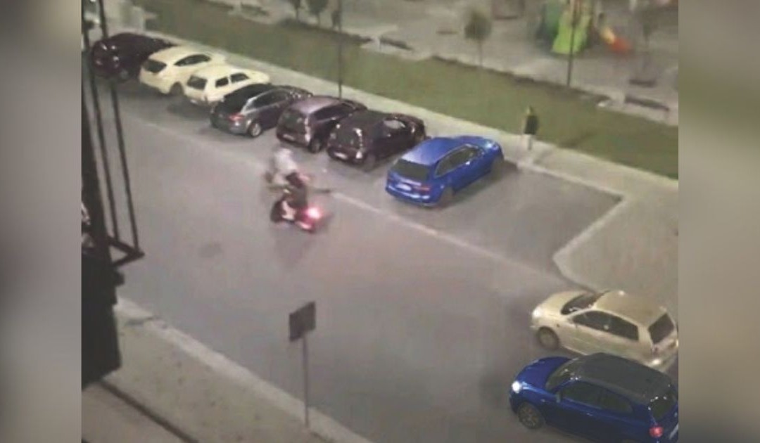 Un’istantanea scattata in piazza Albino Pierro di notte