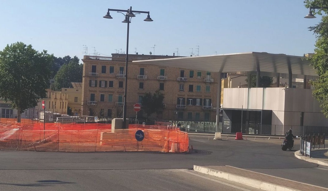 Matera, il cantiere di piazza della Visitazione si alleggerisce solo in parte