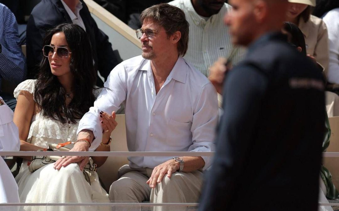 Brad Pitt spettatore al Roland Garros, in tribuna con la fidanzata Ines de Ramon