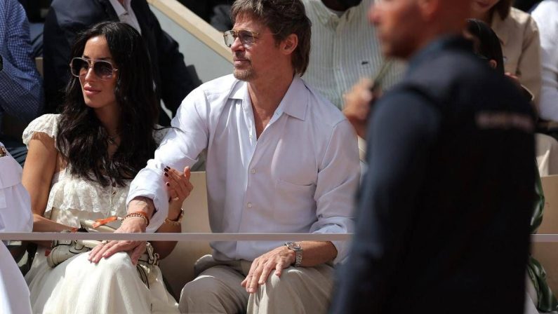 Brad Pitt spettatore al Roland Garros, in tribuna con la fidanzata Ines de Ramon
