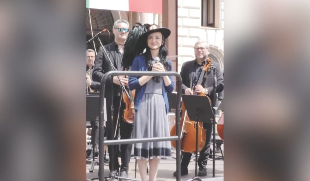 Arisa con il cappello da Bersagliere dopo avere intonato l’Inno di Mameli