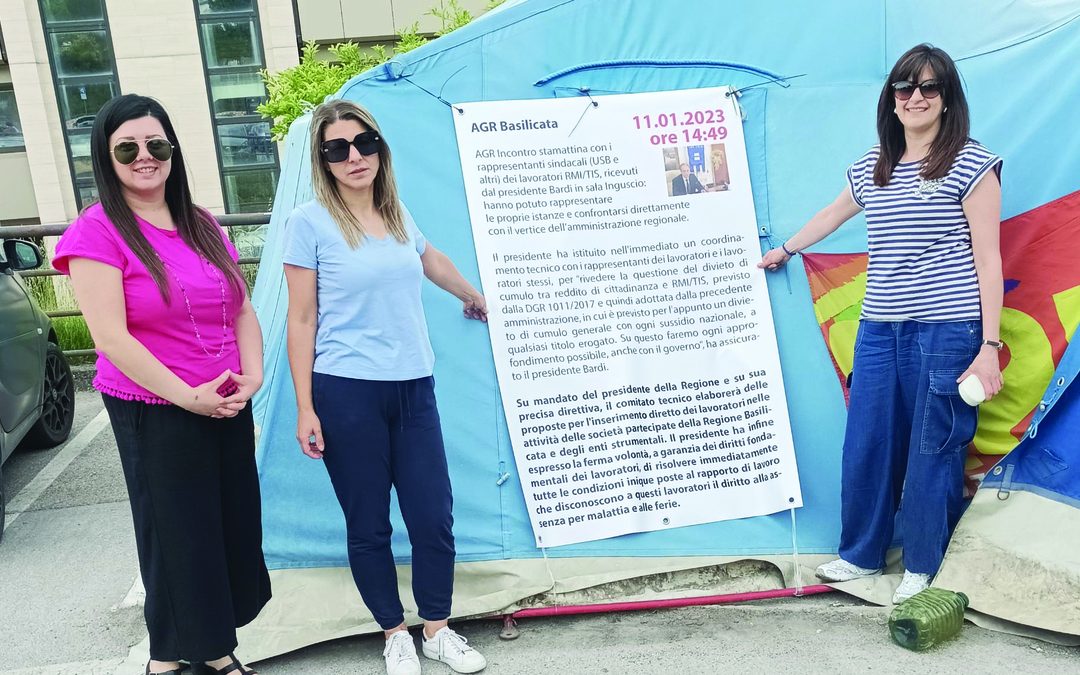Potenza, lavoratrici ex Tis e Rmi in piazza con il cartello delle parole di Bardi