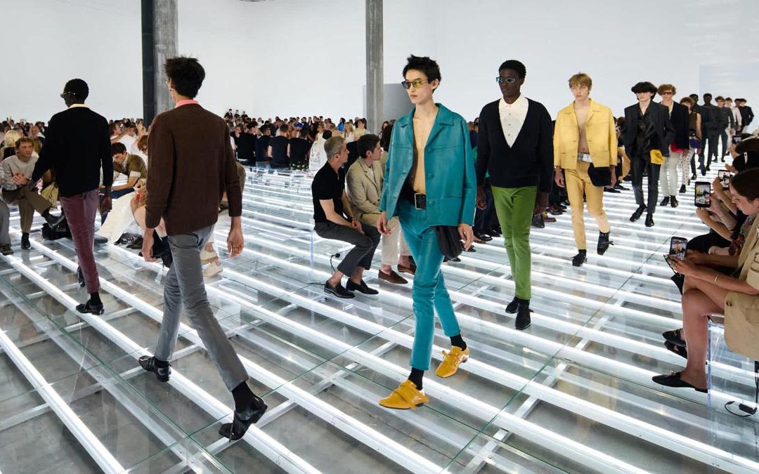 Prada riscrive l’essenziale “contro il design inutile”