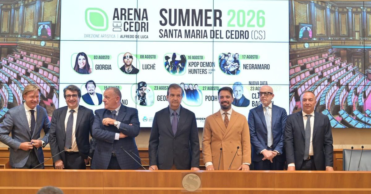 https://www.quotidianodelsud.it/wp-content/uploads/2026/06/presentazione-arena-dei-cedri-2026.jpg