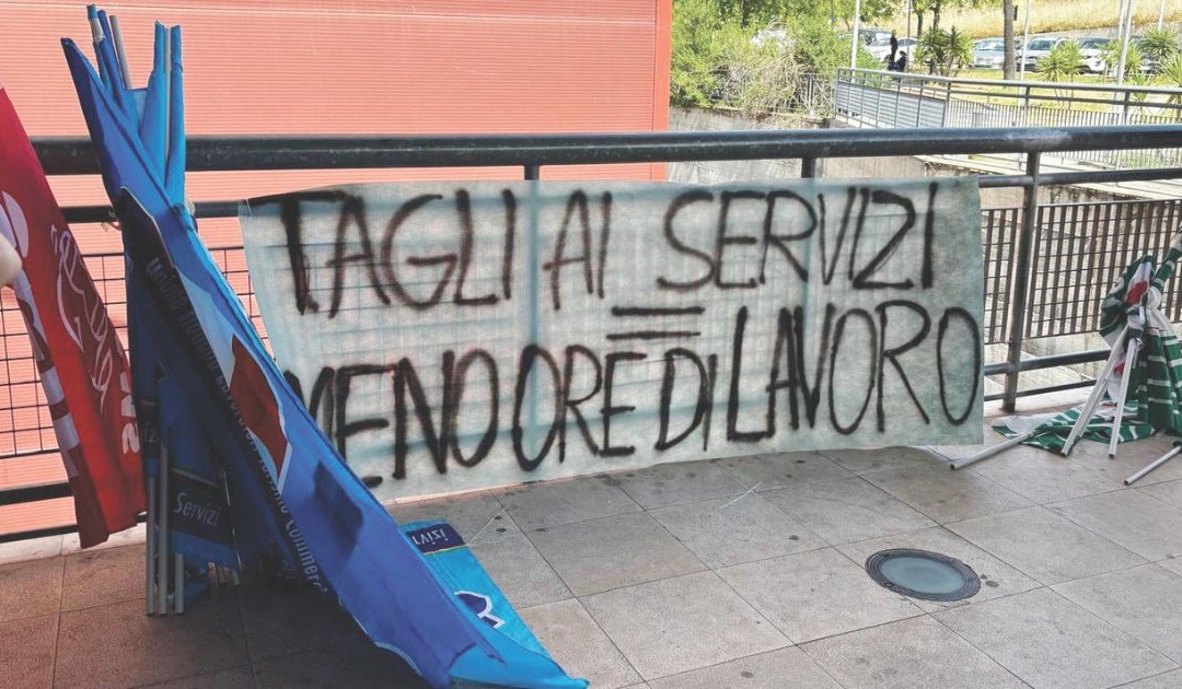 Uno striscione del presidio davanti all’Ospedale