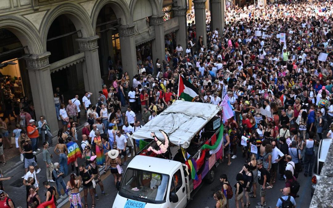 Pride Bologna, media Tel Aviv: “Israeliani spintonati, anche donna incinta”