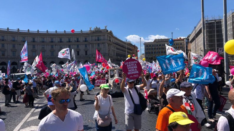 Pro vita, mons. Pegoraro (Pontificia Accademia Vita): “Scegliere vita, dal grembo a chi è in ospedale”