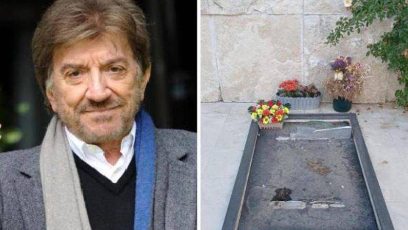 Sparisce la lapide di Gigi Proietti, denuncia di furto e poi il chiarimento: “Rimossa su richiesta della famiglia”