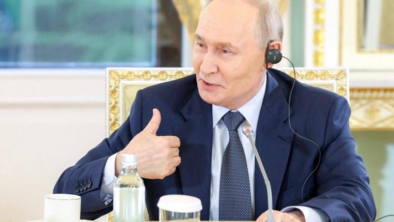 Putin: “Economia russa? Nessun collasso”. Poi cita l’Italia tra peggiori in Ue per debito pubblico
