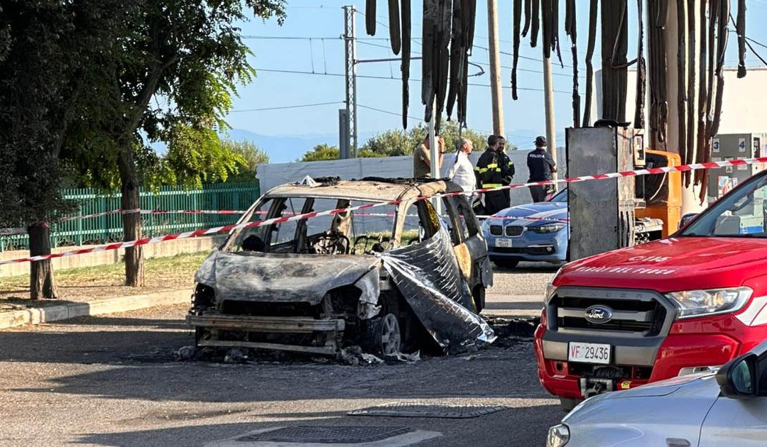 L'auto distrutta dalle fiamme