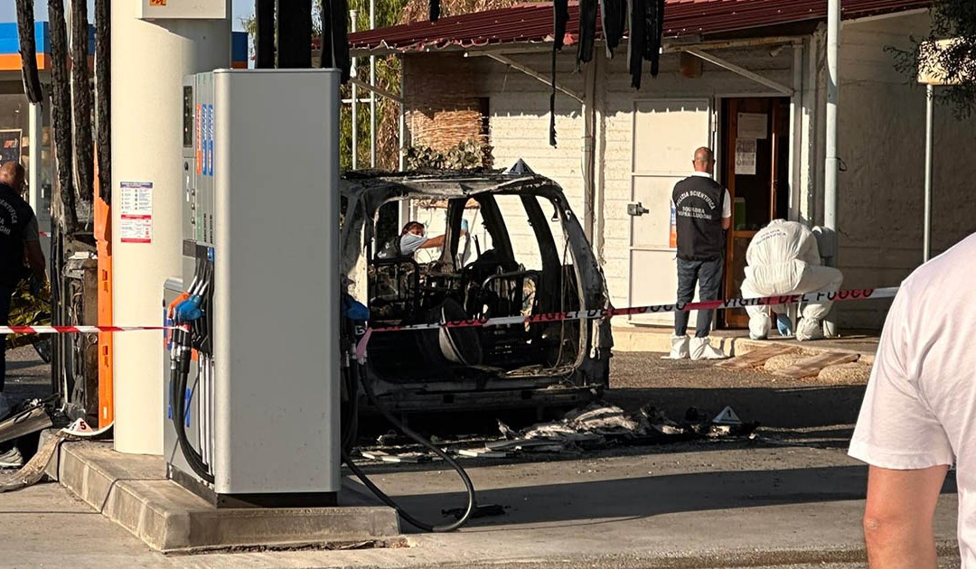 L'auto carbonizzata ad Amendolara