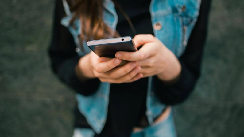 In Uk divieto totale dei social per i minori di 16 anni, l’annuncio di Starmer