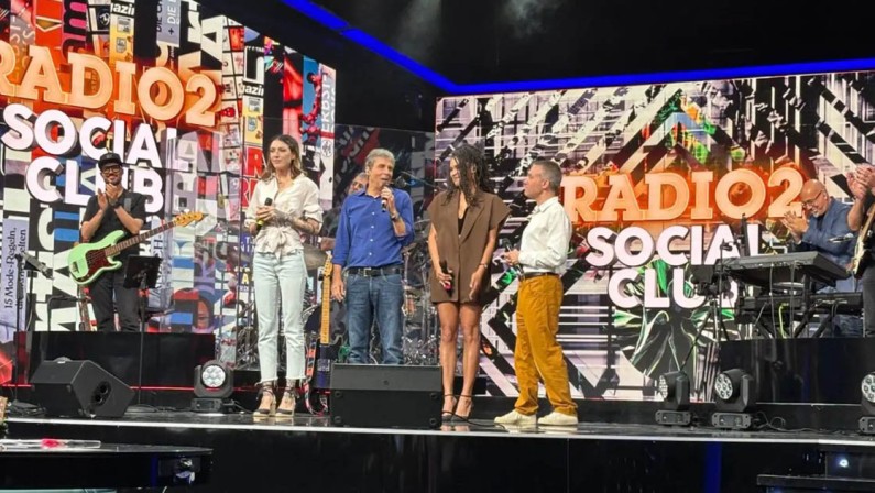 Radio2 chiude la stagione con il live “Il cielo è sempre più blu” a Cosenza