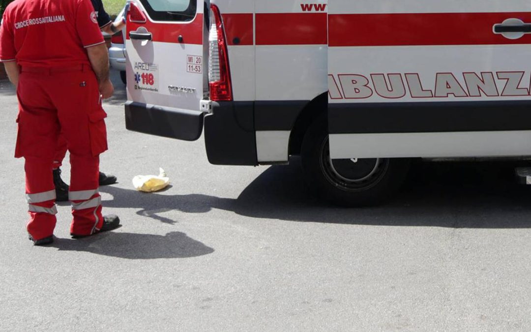 Accoltellato davanti a un bar a Ostia, morto 35enne: aggressore in fuga