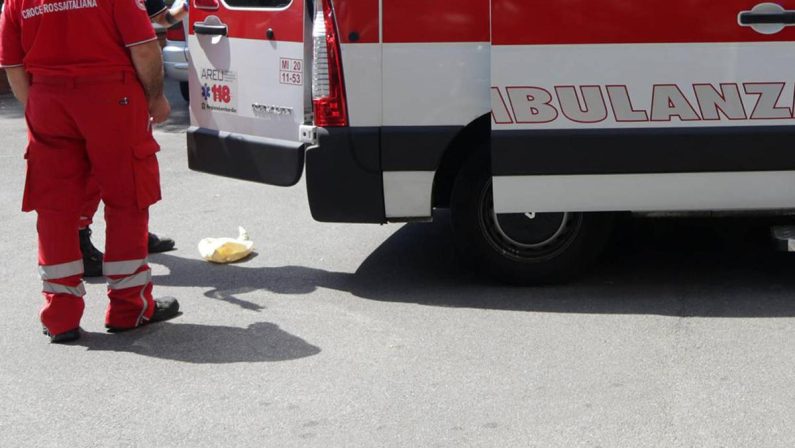 Accoltellato davanti a un bar a Ostia, morto 35enne: aggressore in fuga