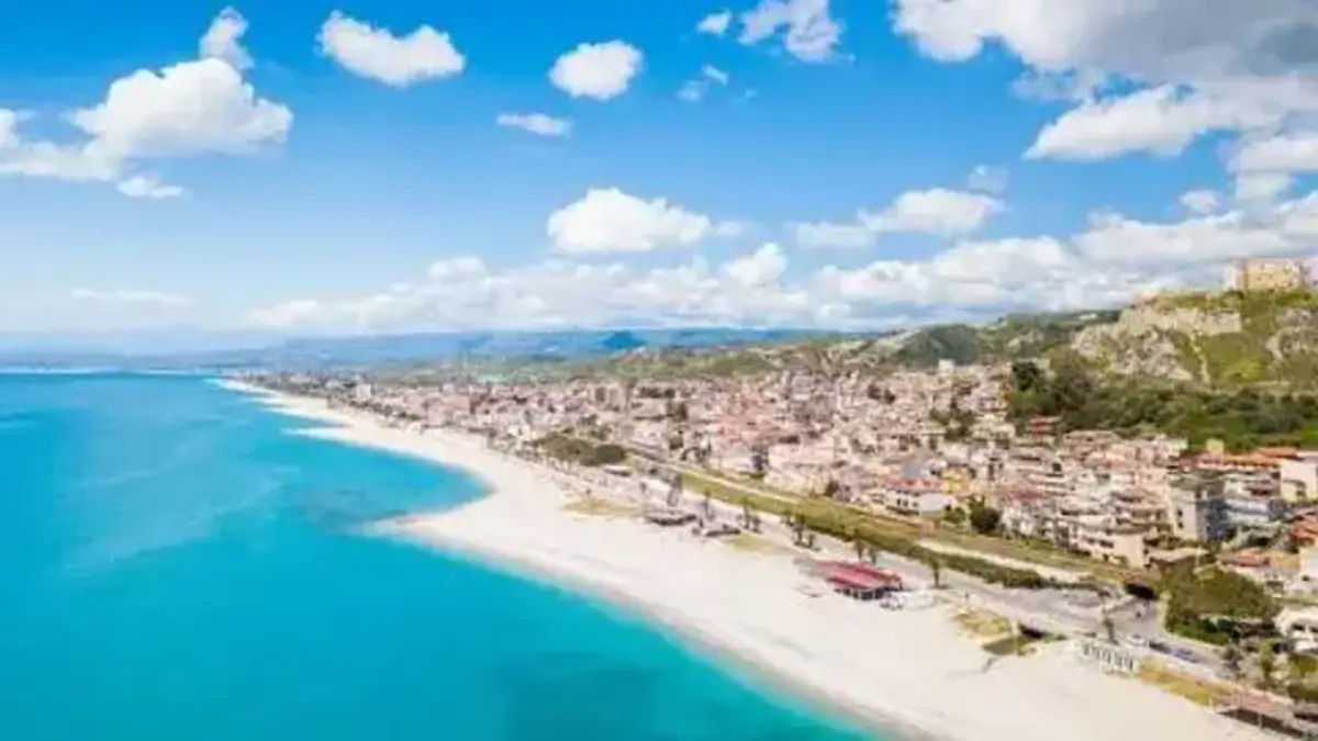 https://www.quotidianodelsud.it/wp-content/uploads/2026/06/roccella-jonica-spiaggia.jpg