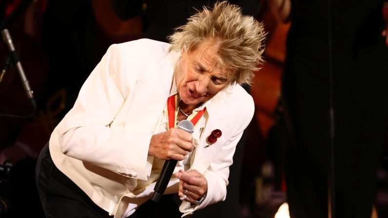 Rod Stewart, malore nel concerto e maschera per l’ossigeno sul palco