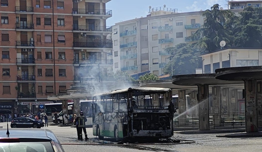 L'autobus in fiamme in via Medaglie d'Oro
