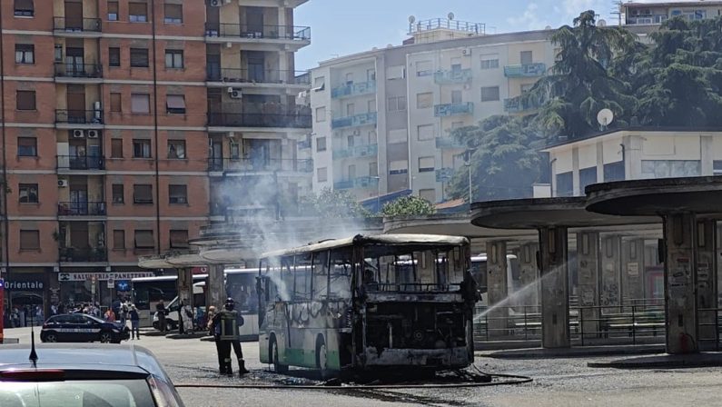 Paura all’autostazione di Cosenza, autobus in fiamme