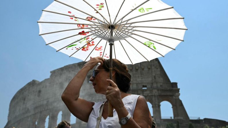 Weekend torrido, caldo estremo non dà tregua: oggi 18 città in rosso