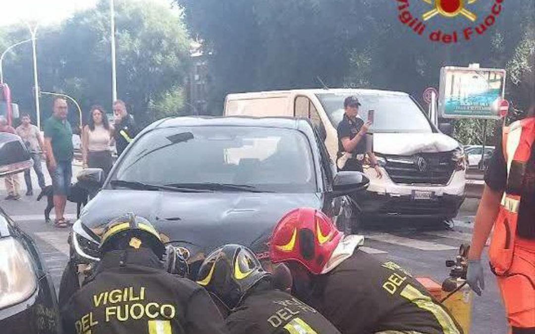 Roma, furgone tampona auto che investe due donne: ferite in modo grave