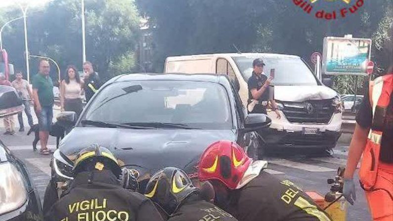 Roma, furgone tampona auto che investe due donne: ferite in modo grave