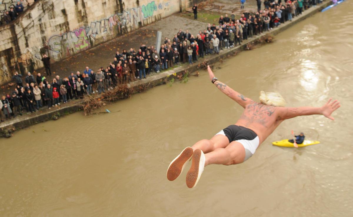 https://www.quotidianodelsud.it/wp-content/uploads/2026/06/roma-tuffo-di-capodanno-nel-tevere-da-ponte-cavour.jpeg