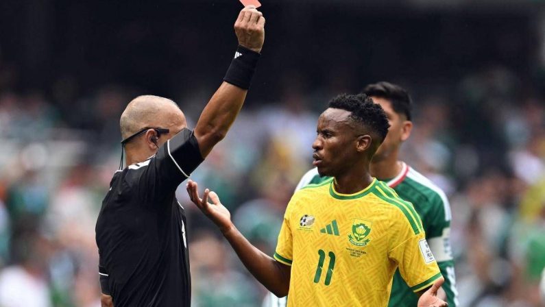 Messico-Sudafrica, piovono rossi: tre espulsi, caos ai Mondiali