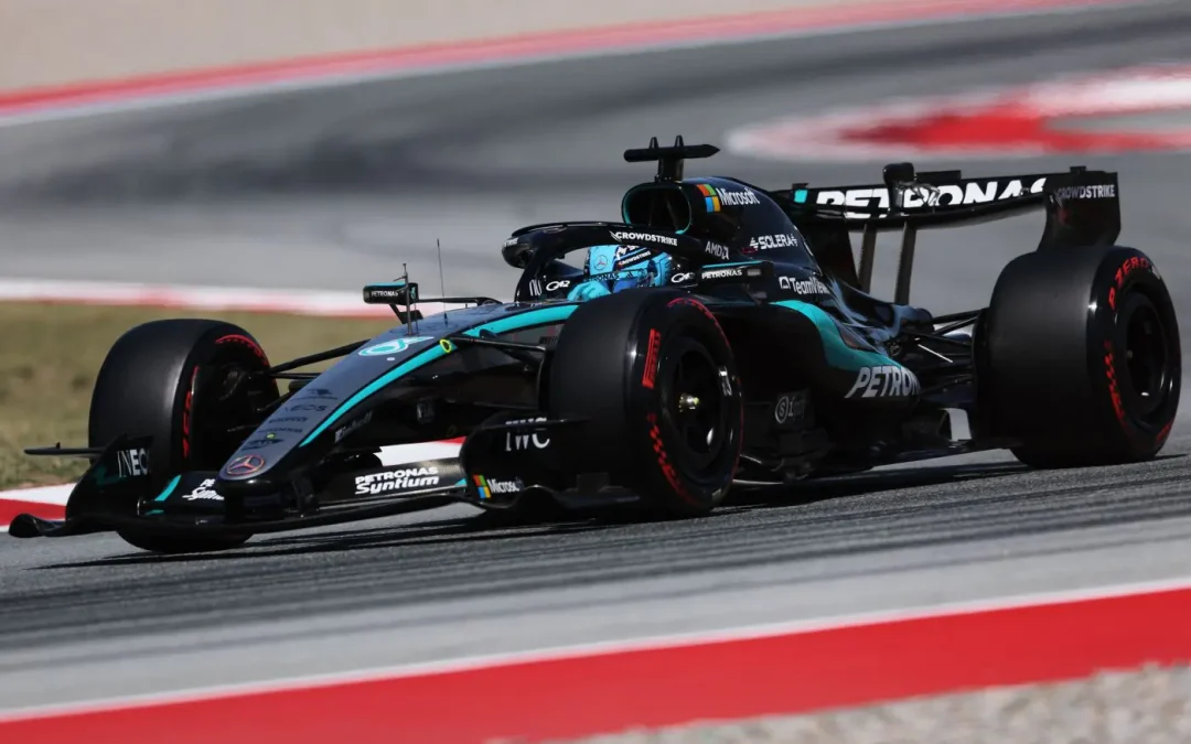 F1, Russell in pole davanti ad Hamilton e Antonelli a Barcellona. Leclerc a muro, partirà 10°