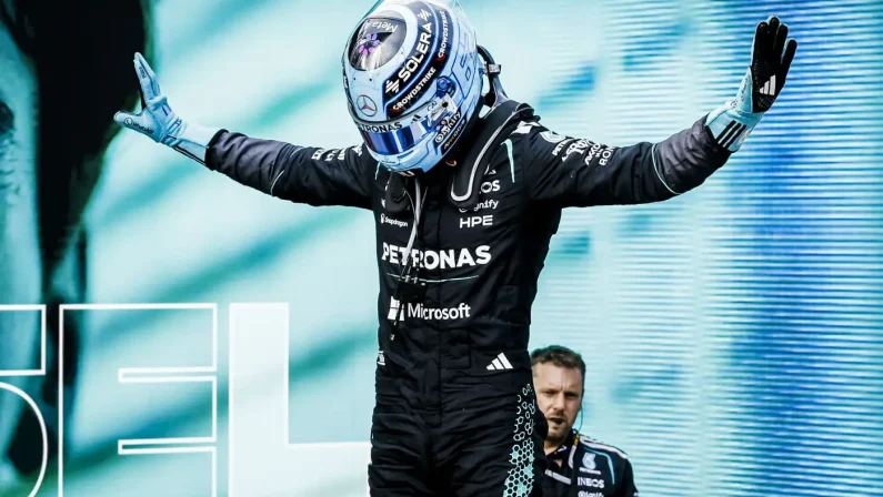 F1, Russell completa il weekend perfetto e vince in Austria davanti a Verstappen e Antonelli. Deludono le due Ferrari