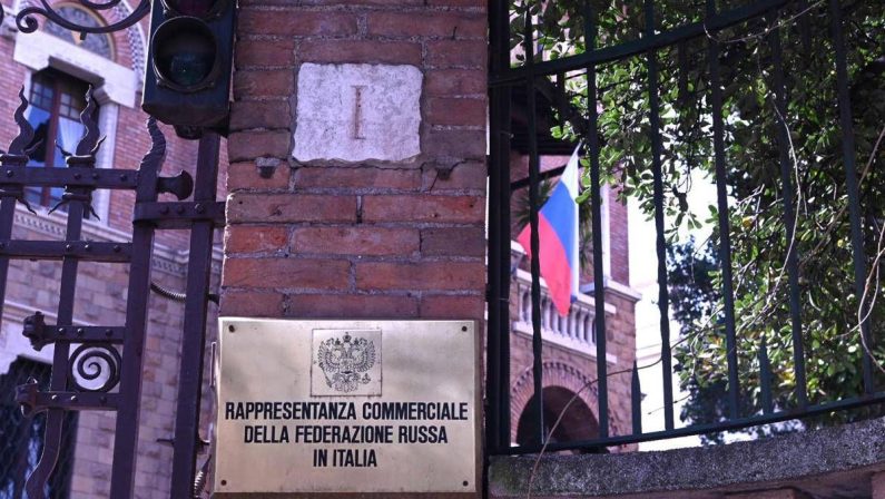 Russia, l’ambasciatore Paramonov: “Aperti a dialogo con Italia se rinuncia ad atteggiamento ostile”