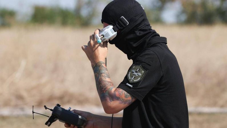 Ucraina, raid russi nella notte con droni e missili. Kiev colpisce raffineria a Krasnodar