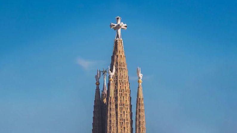 Barcellona, 24 tonnellate di adesivo Loctite per completare le torri della Sagrada Familia