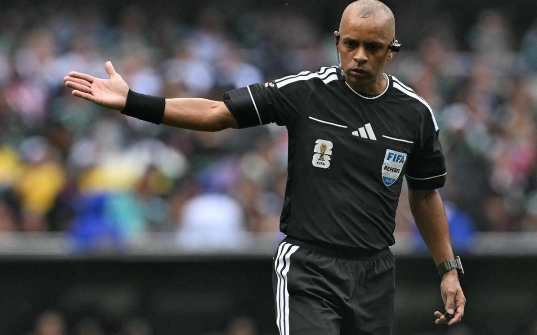 Mondiali, arbitro disastroso… in inglese: l’annuncio diventa un meme
