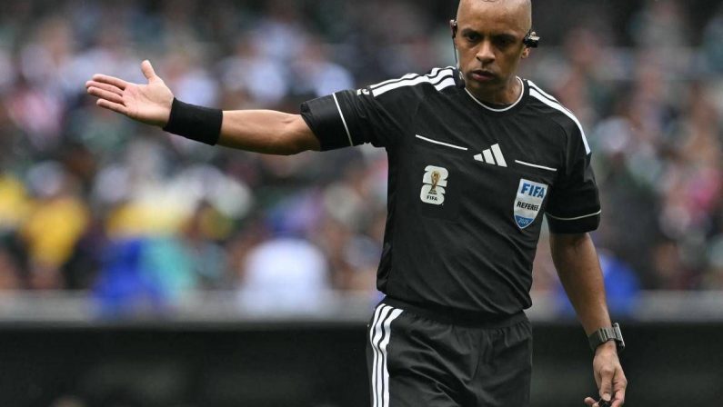 Mondiali, arbitro disastroso… in inglese: l’annuncio diventa un meme