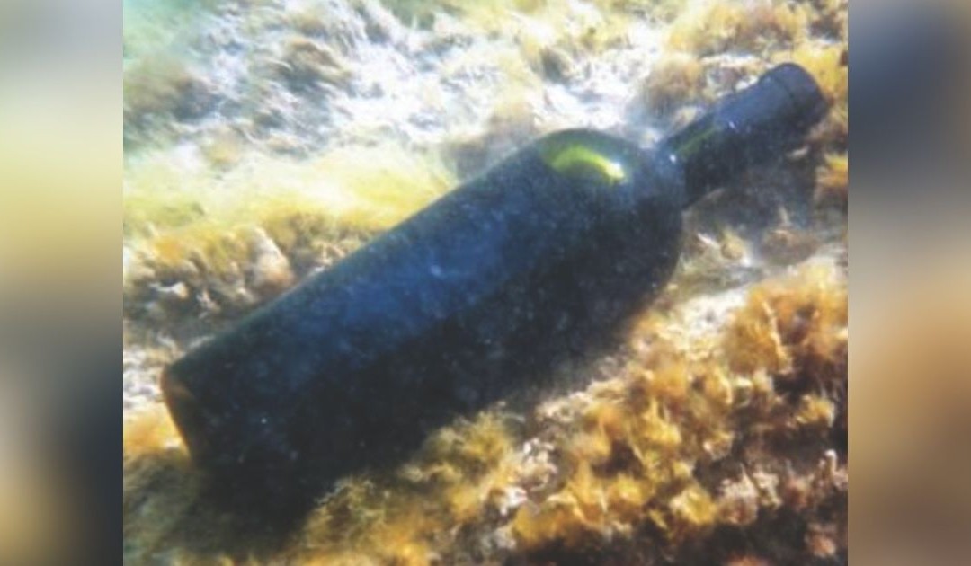 Una bottiglia di vino cantinata in mare