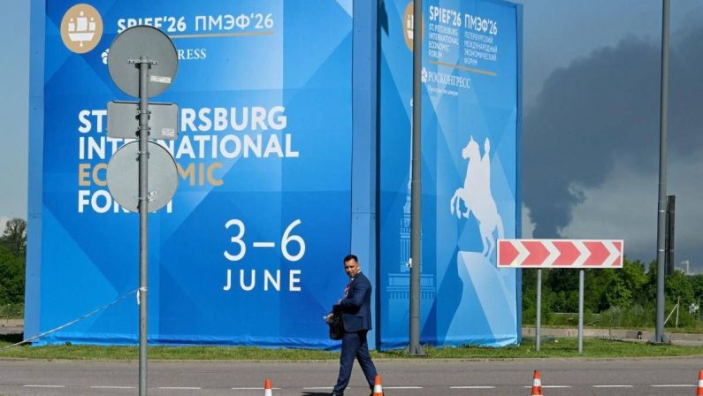 Ucraina-Russia, attacco di droni su San Pietroburgo. Trump: “Zelensky e Putin risolvano da soli”