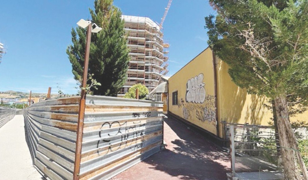 L’ingresso dell’impianto di via Tammone inglobato nel cantiere