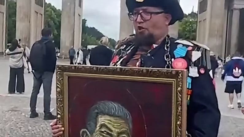 Chi era Semyon Skrepetsky, l’artista russo ucciso in Polonia: disegnava caricature di Putin