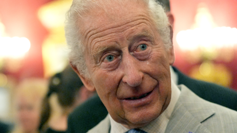 Harry torna nel Regno Unito: “Carlo costretto a delicato gioco di equilibri con William”