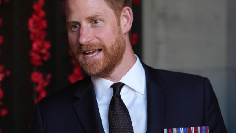 Harry presto in Inghilterra, domani incontro tra Carlo e William “per decidere l’approccio”