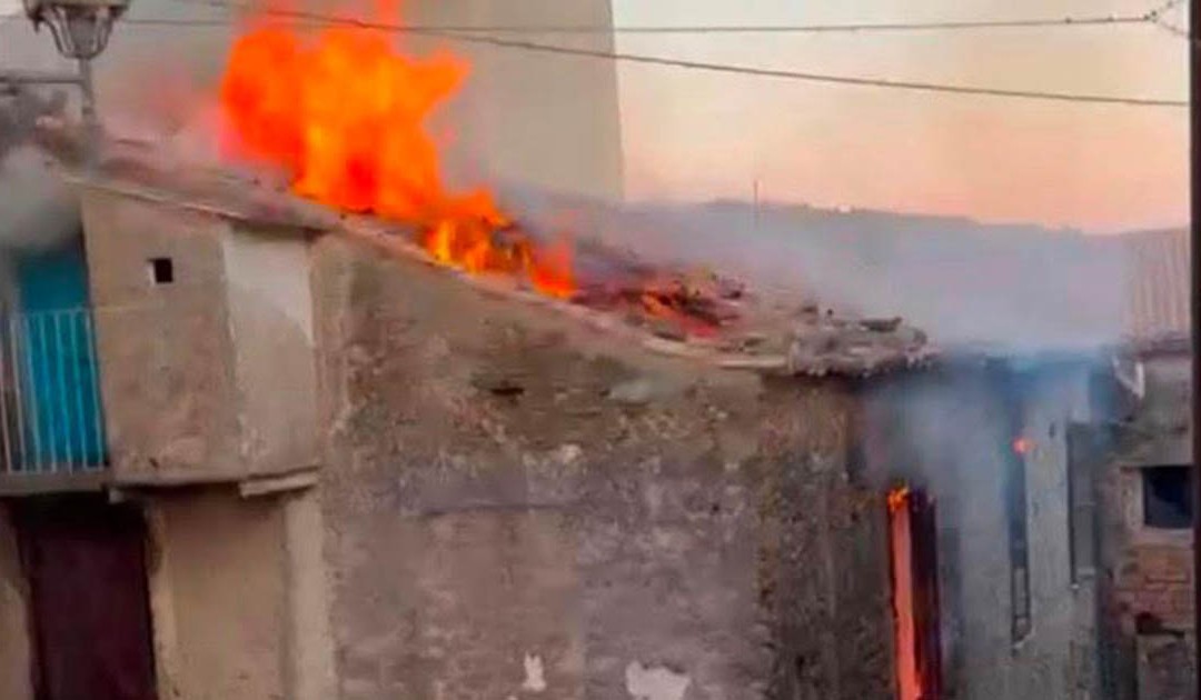 Gizzeria, incendiata l’ex sezione del Pd e del Pci