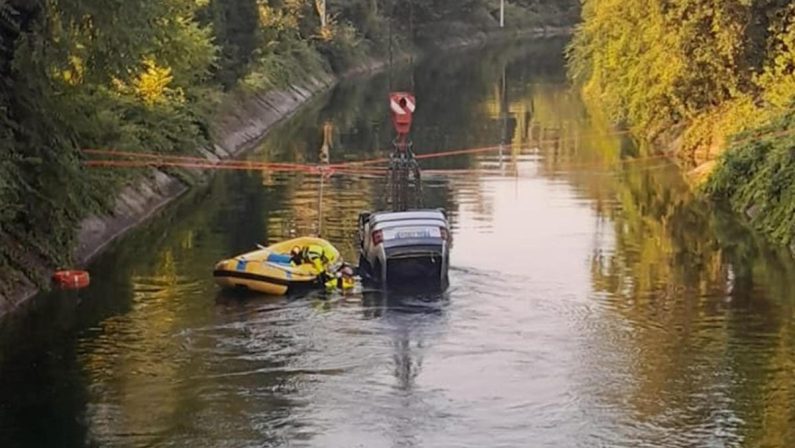 Tragedia a Senago, auto con 9 giovani a bordo finisce in un canale: tre morti