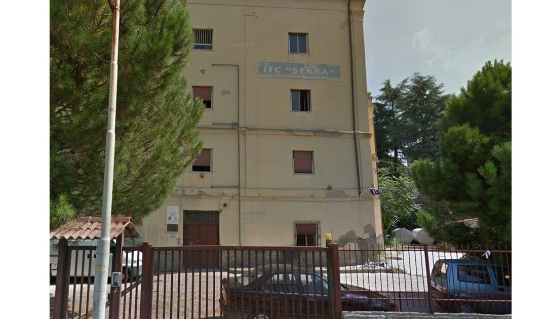L'ex Itc Serra (foto d'archivio)