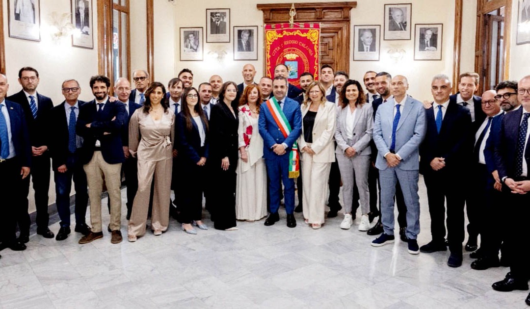 Il sindaco Francesco Cannizzaro con i 32 consiglieri comunali eletti appena proclamati a Palazzo San Giorgio