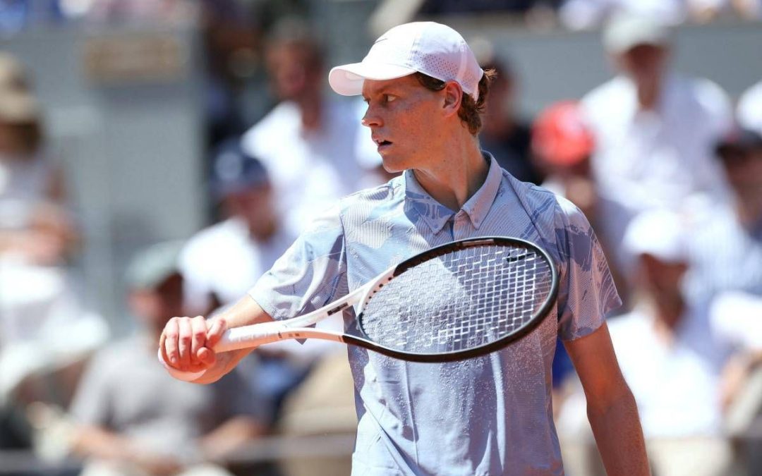 Sinner in campo prima di Wimbledon: esibizione con Cobolli e Darderi